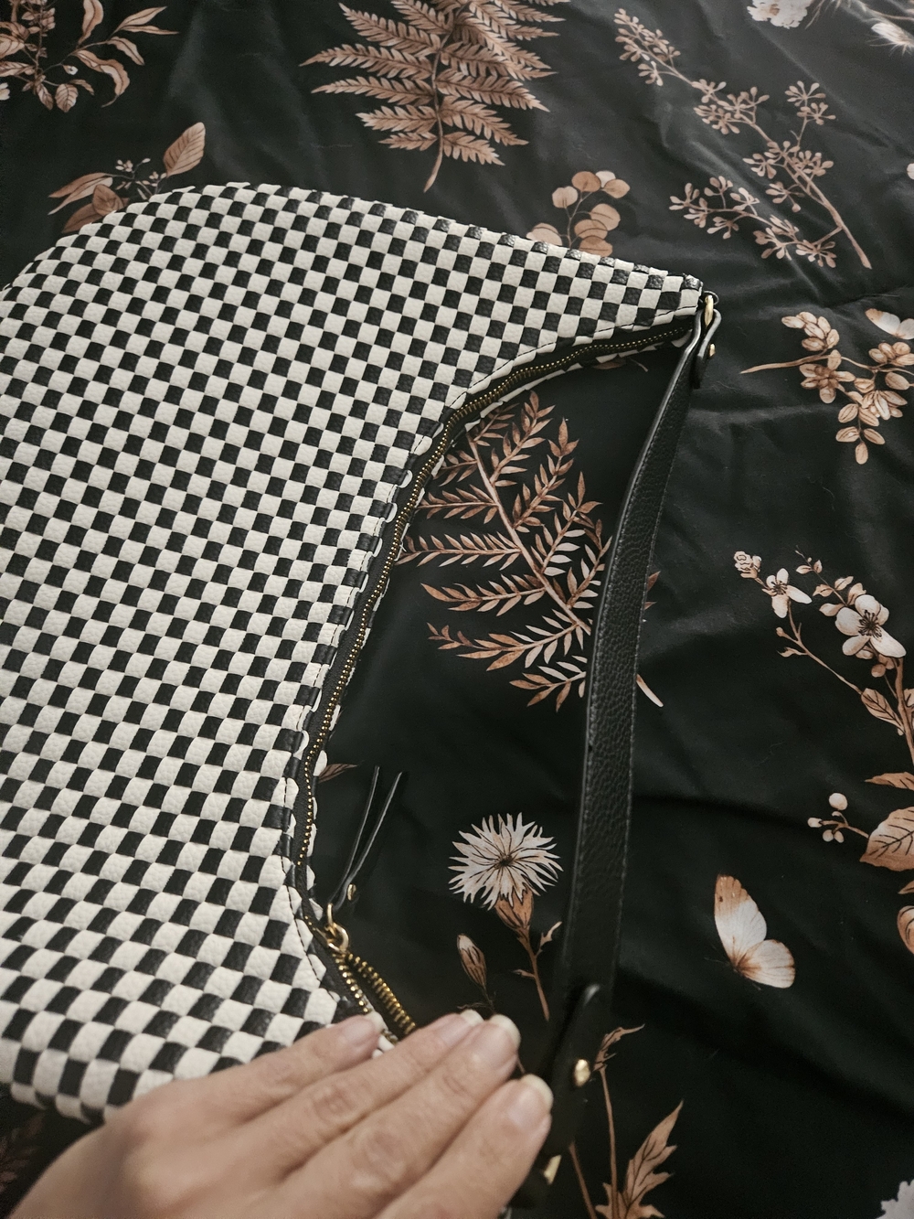 Black and White Checkered Shoulder Bag - Classic Pattern - Picture 4 of 7